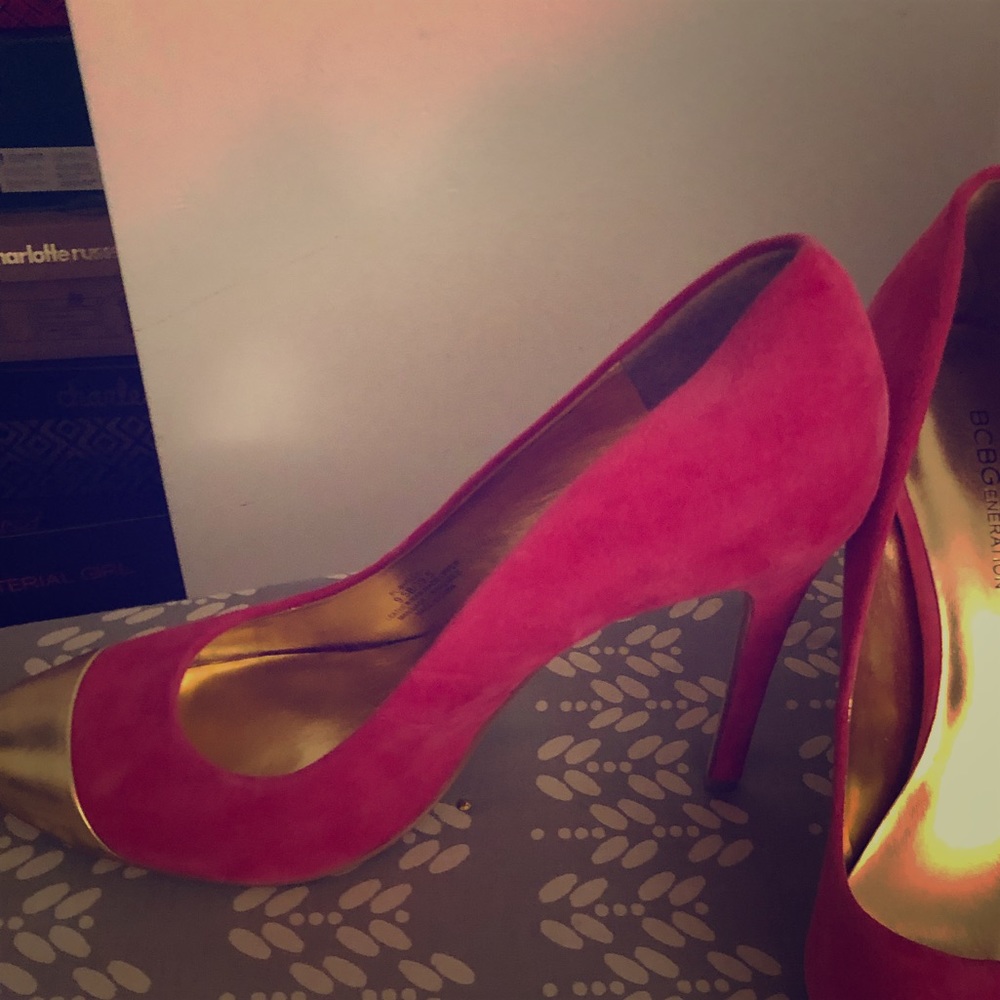 BCBG Pump